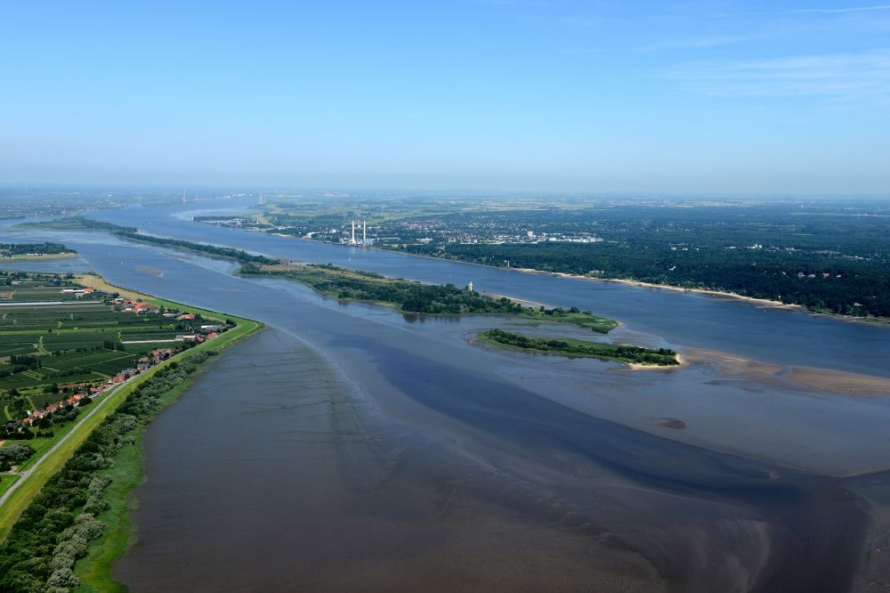 Jork from the bird's eye view: Island on the banks of the river course of Elbe in Nesssand in the state Lower Saxony