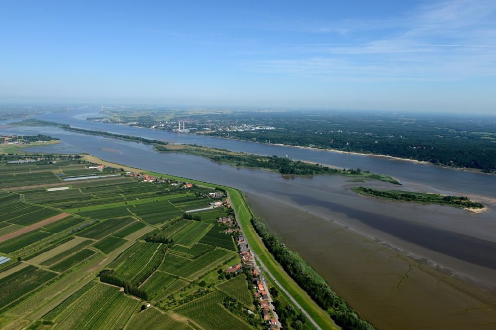 Aerial photograph Jork - Island on the banks of the river course of Elbe in Nesssand in the state Lower Saxony