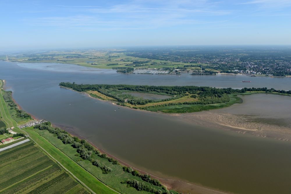 Aerial image Jork - Island on the banks of the river course of Elbe in Nesssand in the state Lower Saxony