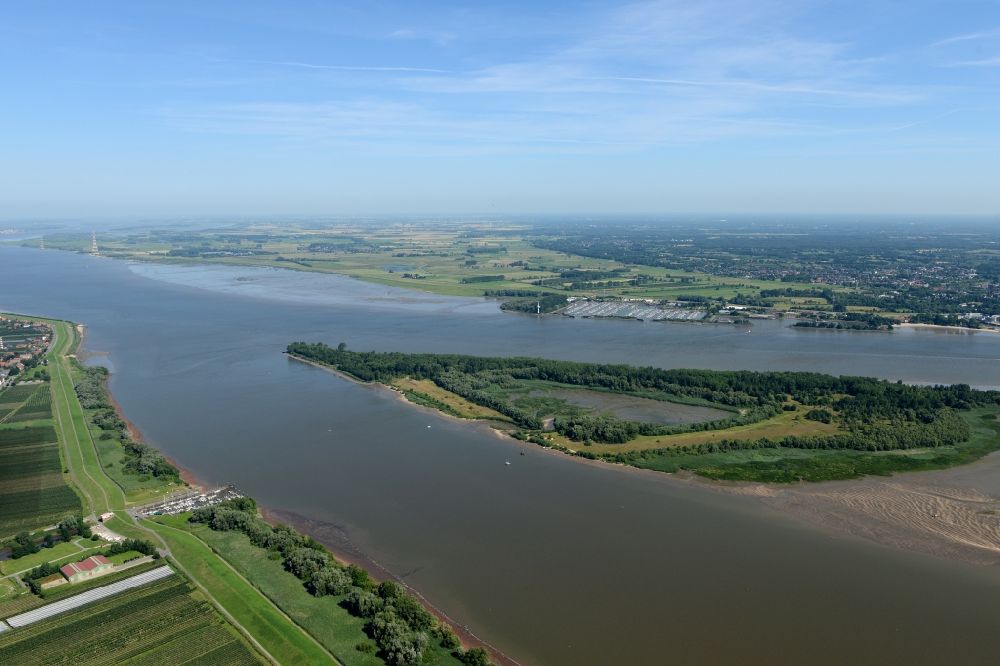 Aerial photograph Jork - Island on the banks of the river course of Elbe in Nesssand in the state Lower Saxony