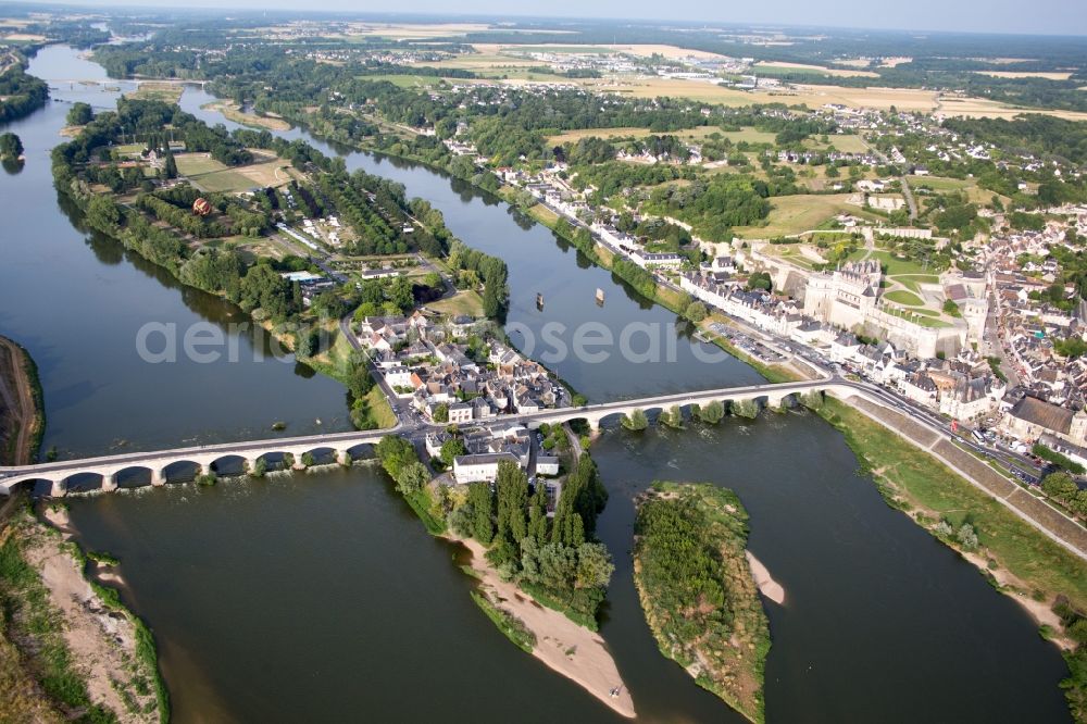 Aerial photograph Amboise - Island on the banks of the river course of Loire in Amboise in Centre-Val de Loire, France