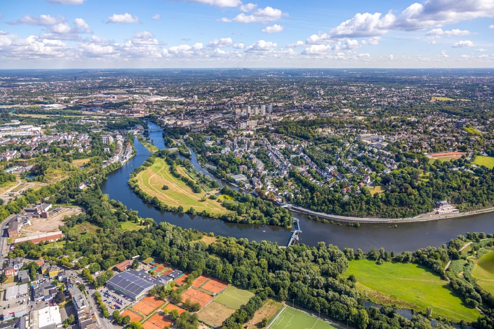 Aerial photograph Mülheim an der Ruhr - island on the banks of the river course in Muelheim on the Ruhr at Ruhrgebiet in the state North Rhine-Westphalia, Germany