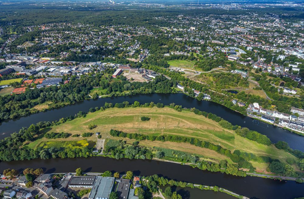 Aerial image Mülheim an der Ruhr - island on the banks of the river course in Muelheim on the Ruhr at Ruhrgebiet in the state North Rhine-Westphalia, Germany