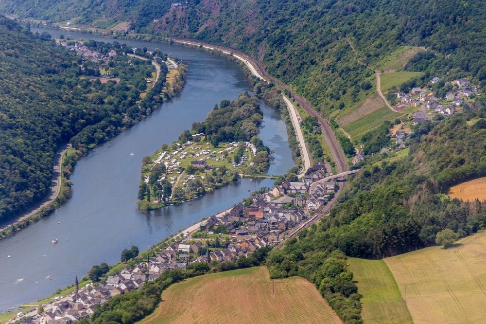 Hatzenport from the bird's eye view: Island on the banks of the river course of Mosel on Hatzenporter Werth in Hatzenport in the state Rhineland-Palatinate, Germany
