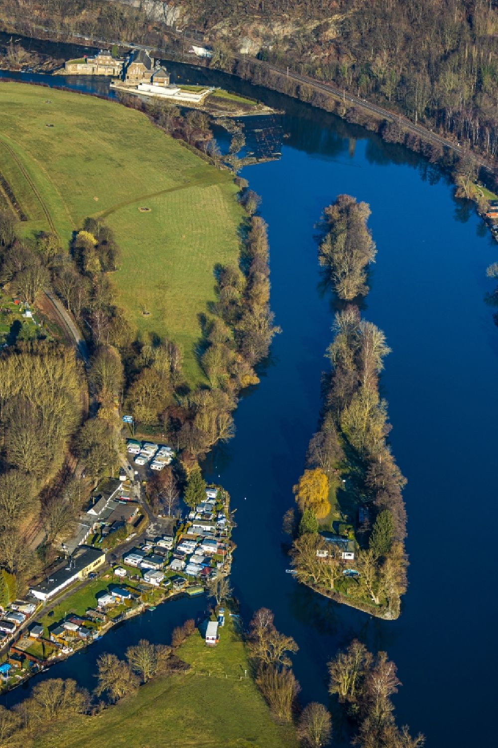 Witten from above - Island on the banks of the river course of Ruhr overlooking a campsite in the district Bommern in Witten in the state North Rhine-Westphalia, Germany
