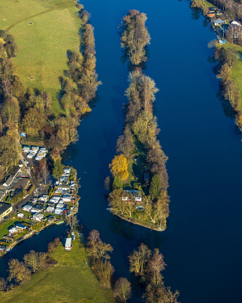 Witten from the bird's eye view: Island on the banks of the river course of Ruhr overlooking a campsite in the district Bommern in Witten in the state North Rhine-Westphalia, Germany
