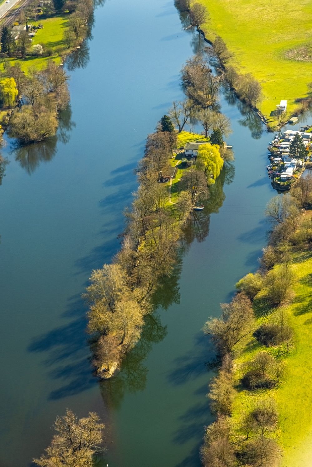 Witten from the bird's eye view: Island on the banks of the river course of Ruhr overlooking a campsite in the district Bommern in Witten at Ruhrgebiet in the state North Rhine-Westphalia, Germany