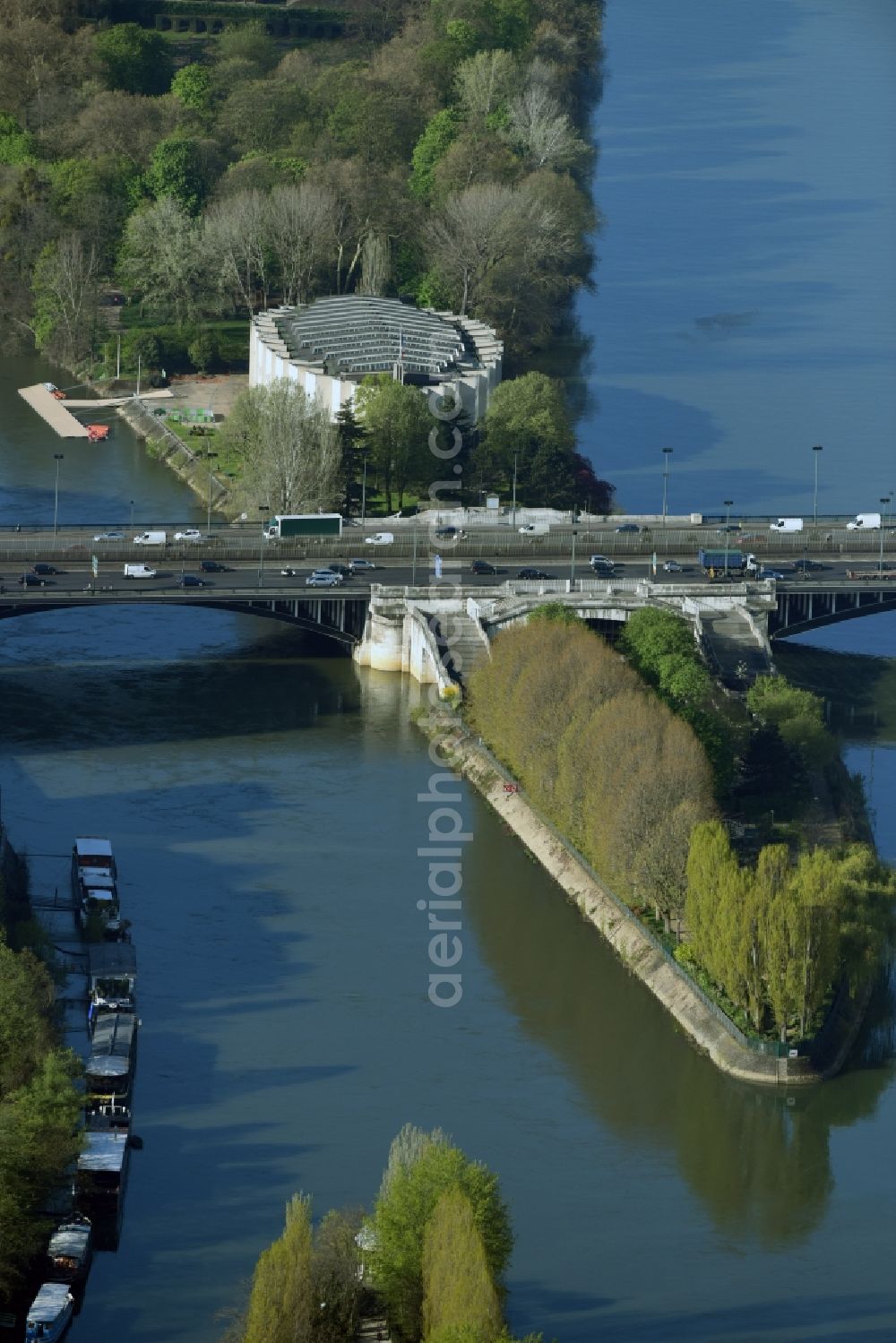 Aerial image Neuilly-sur-Seine - Island on the banks of the river course der Senne with aereal of Cercle Nautique de France Complexe Sportif de l'Ile du Pont in Neuilly-sur-Seine in Ile-de-France, France