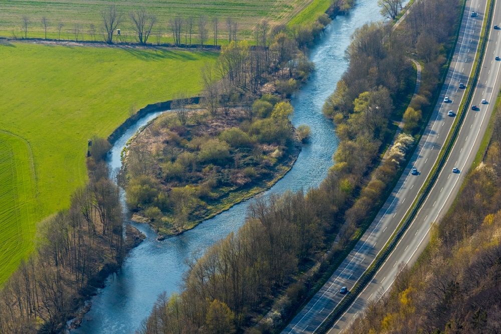 Aerial image Ense - Islands Riparian zones on the course of the river the Ruhr in Ense in the state North Rhine-Westphalia, Germany