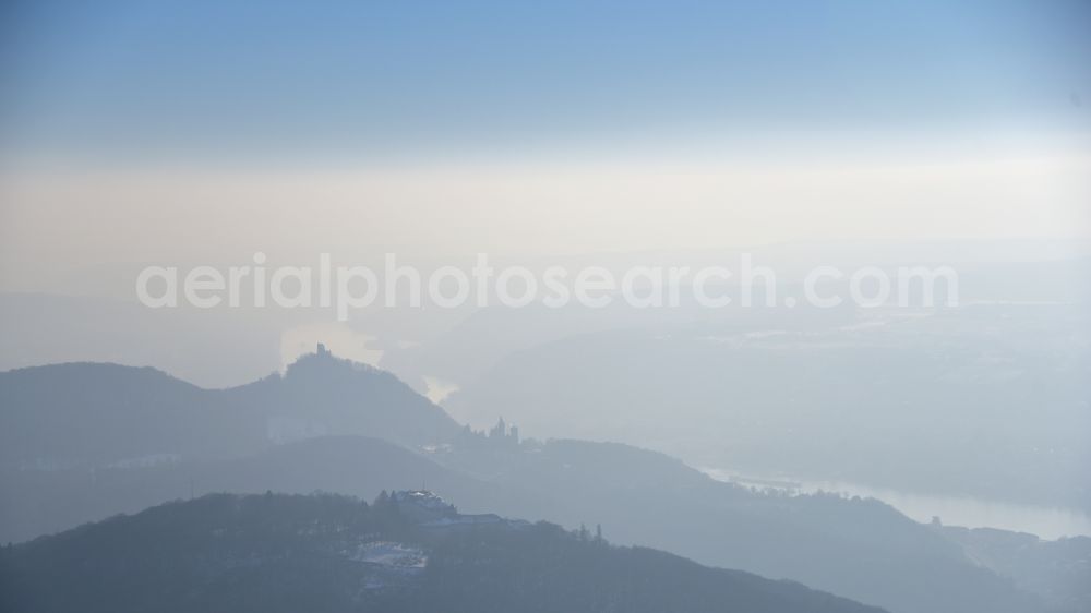 Aerial photograph Königswinter - Inversion - Weather conditions at the horizon in Siebengebirge with Drachenfels and Drachenburg in Koenigswinter in the state North Rhine-Westphalia, Germany