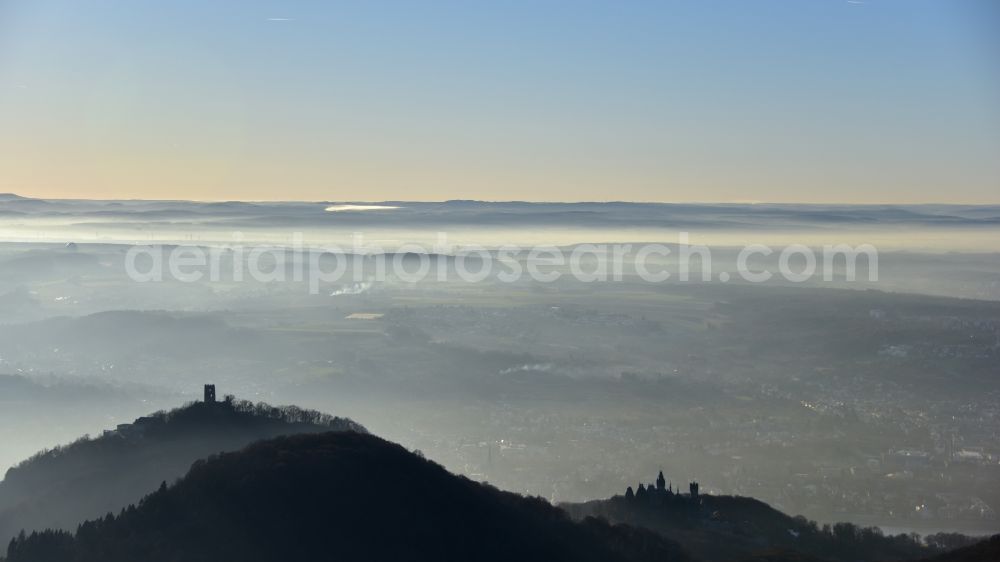 Aerial photograph Königswinter - Inversion - Weather conditions at the horizon in Siebengebirge with Drachenfels and Drachenburg in Koenigswinter in the state North Rhine-Westphalia, Germany