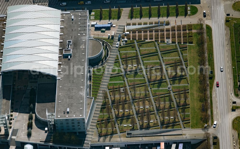 München-Flughafen from the bird's eye view: Maze - Labyrinth on the premises of the hotel Hilton Munich Airport on Terminalstrasse Mitte in Muenchen-Flughafen in the state Bavaria, Germany