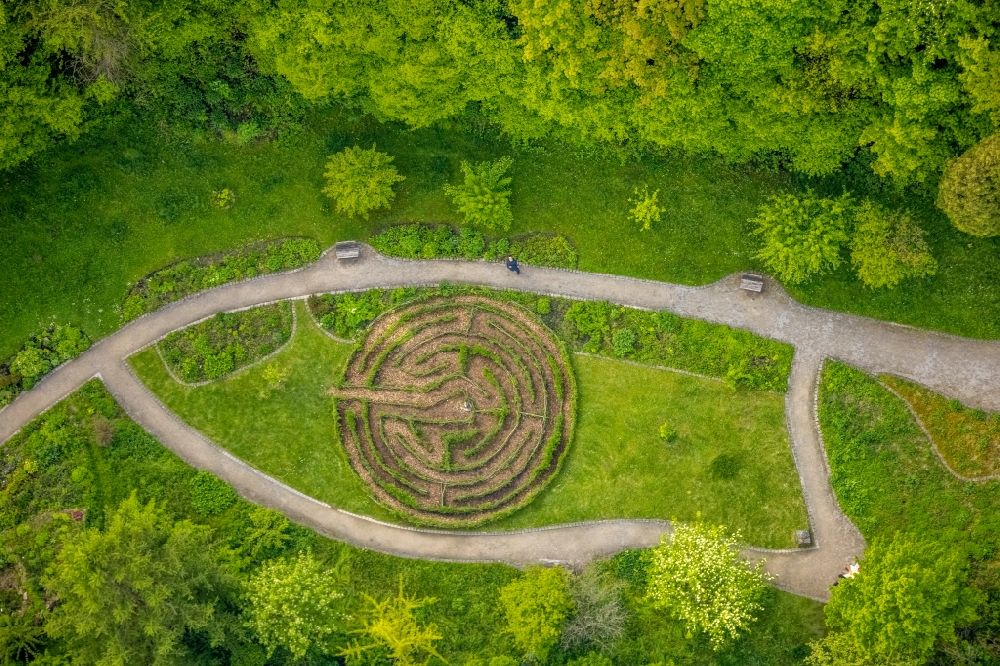 Herdecke from the bird's eye view: Maze - Labyrinth in the park at the Herdecke Community Hospital on Gerhard-Kienle-Weg in the district Westende in Herdecke in the state North Rhine-Westphalia, Germany