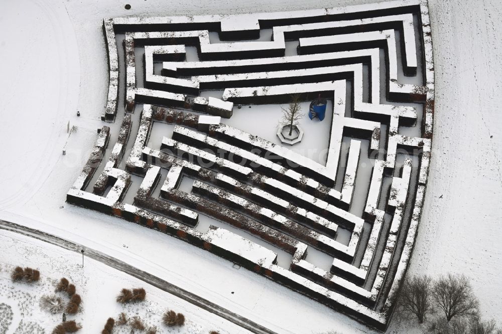 Aerial photograph Berlin - Maze - Labyrinth on the wintry snowy terrain of the Marzahn Recreational Park in the district Marzahn in Berlin