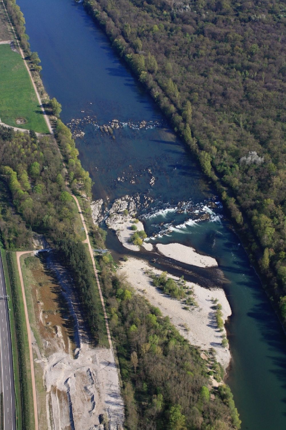 Aerial photograph Efringen-Kirchen - Popular nudist beach are the Isteiner thresholds in the river Rhine at the district Istein of Efringen-Kirchen in the state of Baden-Wuerttemberg