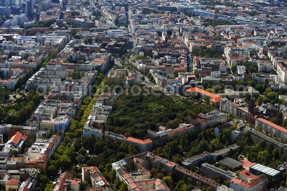 Berlin from the bird's eye view: Grave rows on the grounds of the cemetery Juedischer Friedhof on Schoenhauser Allee in the district Prenzlauer Berg in Berlin, Germany