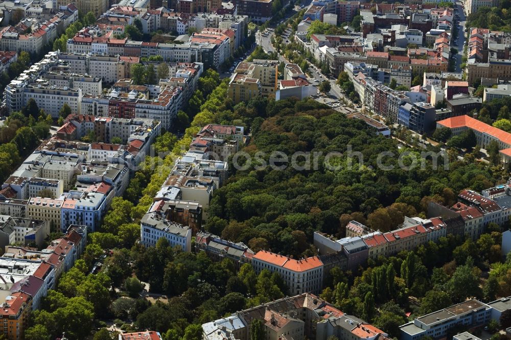 Aerial image Berlin - Grave rows on the grounds of the cemetery Juedischer Friedhof on Schoenhauser Allee in the district Prenzlauer Berg in Berlin, Germany