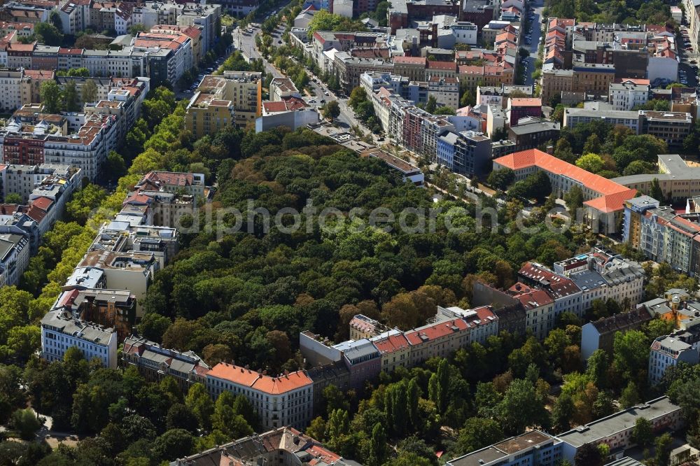 Aerial photograph Berlin - Grave rows on the grounds of the cemetery Juedischer Friedhof on Schoenhauser Allee in the district Prenzlauer Berg in Berlin, Germany