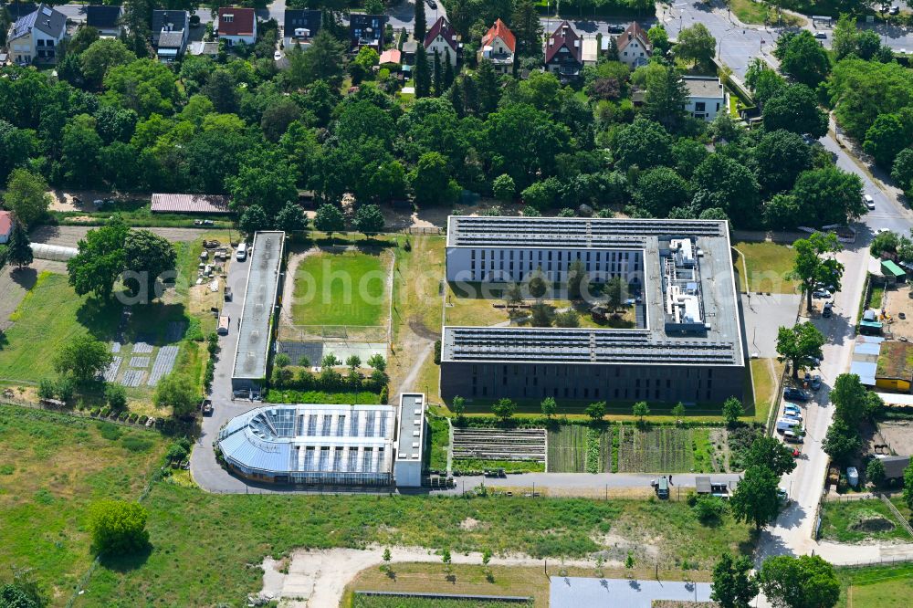 Aerial image Berlin - Prison grounds and security fencing of the JVA juvenile detention center JVA of Offenen Vollzuges Berlin - Bereich Dueppel on street Robert-von-Ostertag-Strasse in the district Zehlendorf in Berlin, Germany