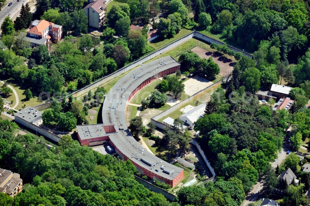 Aerial image Berlin - Prison grounds and security fencing of the JVA juvenile detention center on Luetzowstrasse in the district Lichtenrade in Berlin, Germany