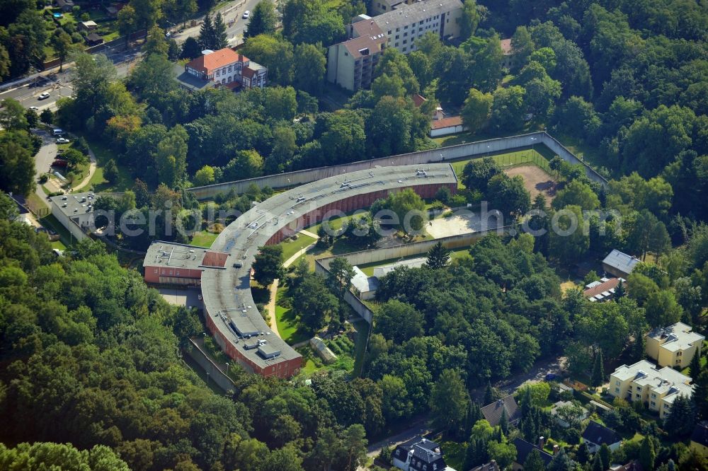Aerial photograph Berlin - Prison grounds and security fencing of the JVA juvenile detention center on Luetzowstrasse in the district Lichtenrade in Berlin, Germany