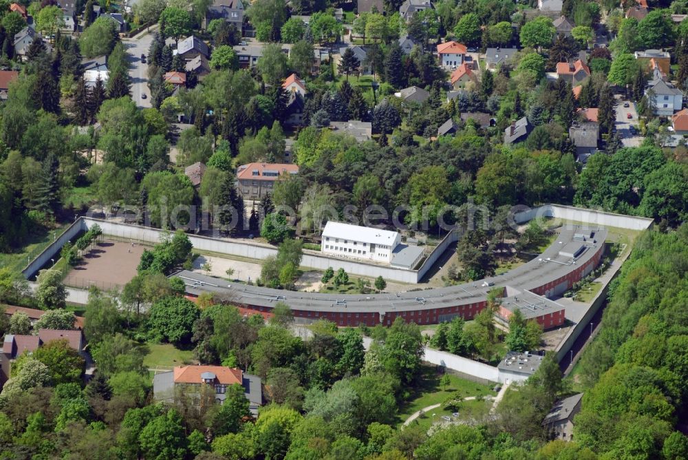 Aerial image Berlin - Prison grounds and security fencing of the JVA juvenile detention center on Luetzowstrasse in the district Lichtenrade in Berlin, Germany