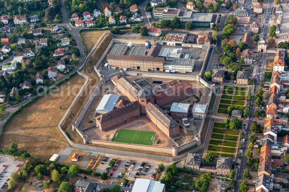 Aerial image Bruchsal - Prison grounds and high security fence Prison on street Schoenbornstrasse on street Schoenbornstrasse in Bruchsal in the state Baden-Wuerttemberg, Germany