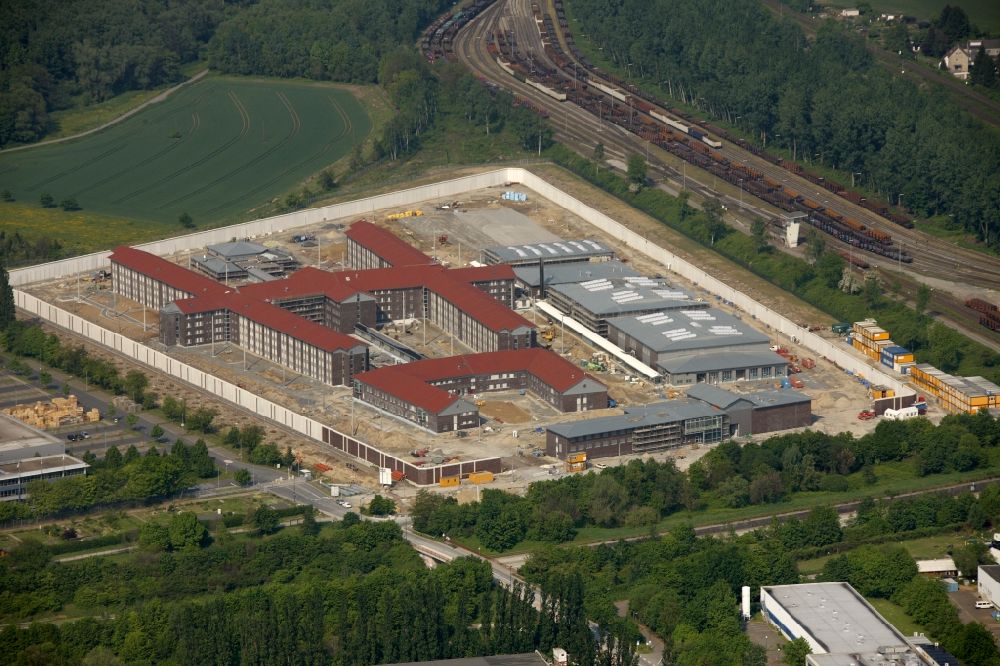 Ratingen from the bird's eye view: Prison grounds and high security fence Prison Justizvollzugsanstalt Duesseldorf on Oberhausener Strasse in Ratingen in the state North Rhine-Westphalia, Germany