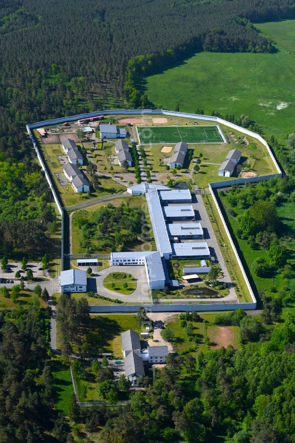 Aerial photograph Neustrelitz - Prison grounds and high security fence Prison on Kaulksee in the district Fuerstensee in Neustrelitz in the state Mecklenburg - Western Pomerania, Germany