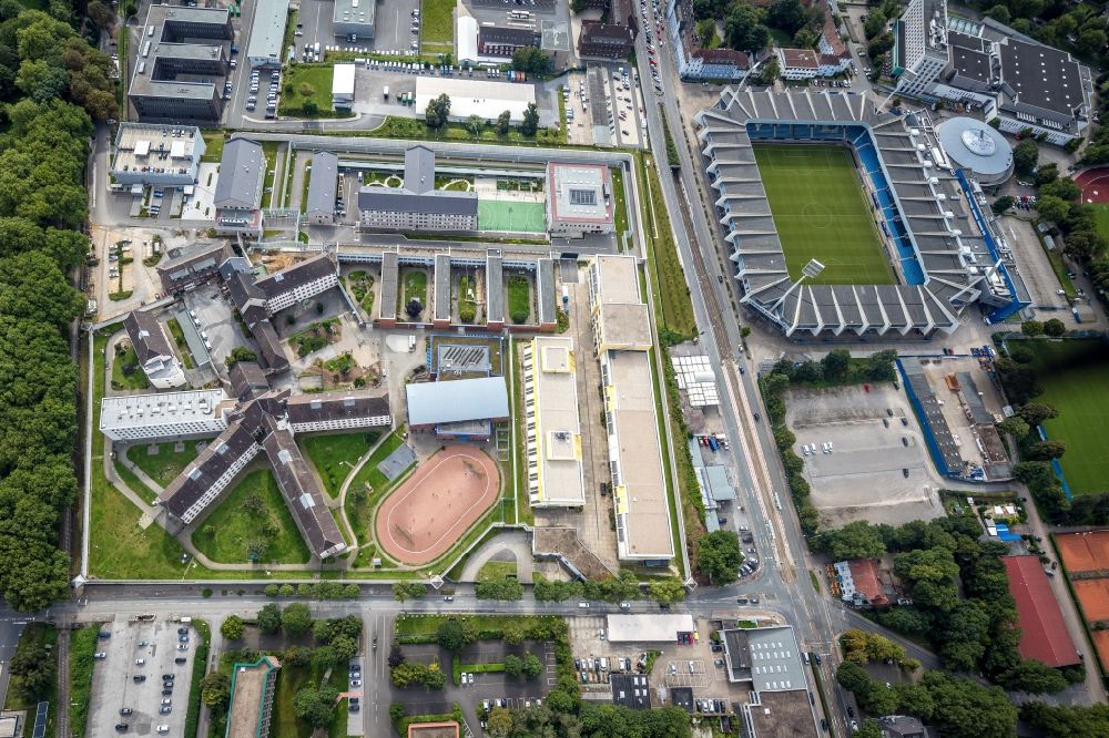 Aerial photograph Bochum - Prison grounds and high security fence Prison on Kruemmede in the district Innenstadt in Bochum at Ruhrgebiet in the state North Rhine-Westphalia, Germany
