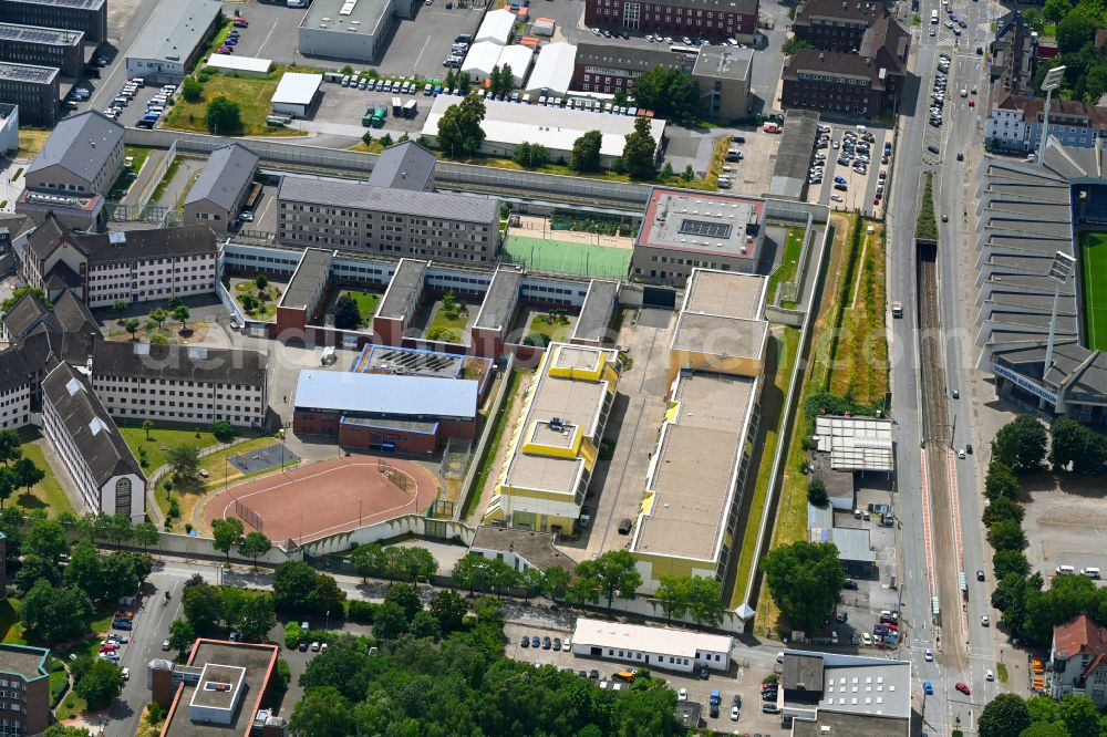 Aerial image Bochum - Prison grounds and high security fence Prison on Kruemmede in the district Innenstadt in Bochum at Ruhrgebiet in the state North Rhine-Westphalia, Germany