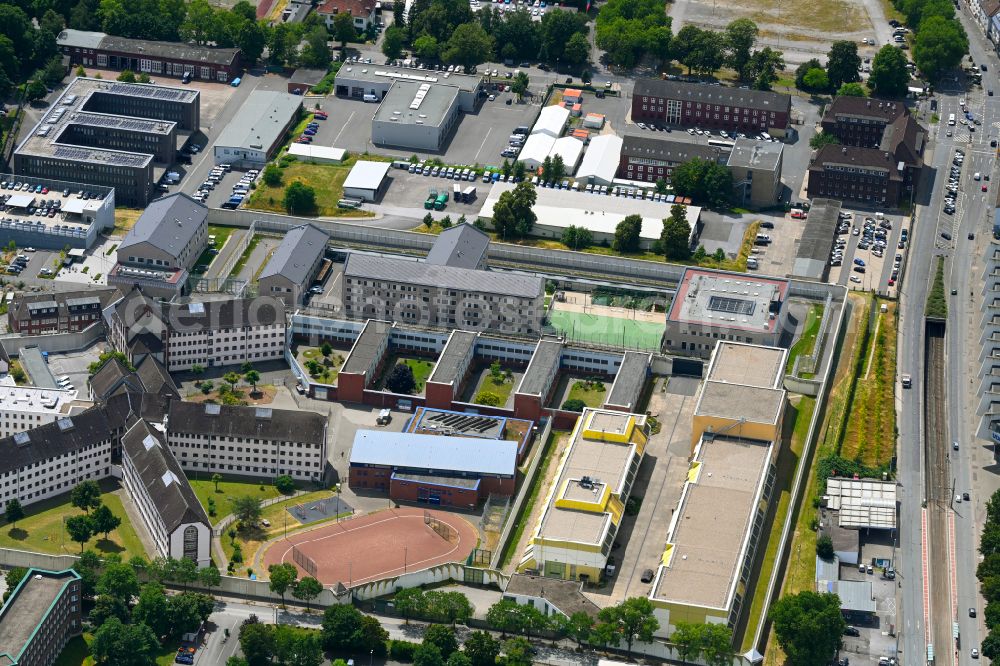 Aerial photograph Bochum - Prison grounds and high security fence Prison on Kruemmede in the district Innenstadt in Bochum at Ruhrgebiet in the state North Rhine-Westphalia, Germany