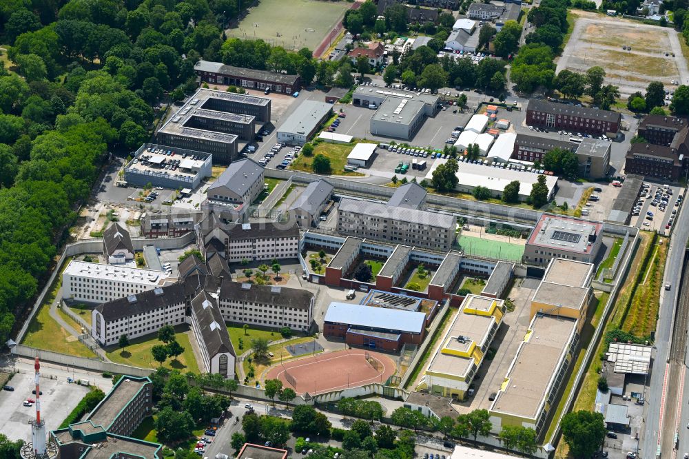 Bochum from above - Prison grounds and high security fence Prison on Kruemmede in the district Innenstadt in Bochum at Ruhrgebiet in the state North Rhine-Westphalia, Germany