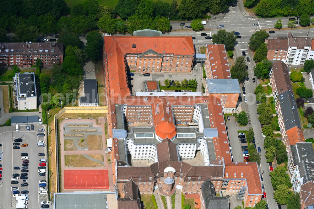 Kiel from the bird's eye view: Prison grounds and high security fence Prison on Faeschstrasse on street Faeschstrasse in the district Suedfriedhof in Kiel in the state Schleswig-Holstein, Germany