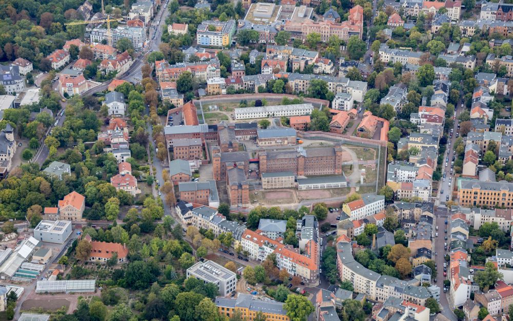 Aerial image Halle (Saale) - Prison grounds and high security fence Prison Roter Ochse in the district Noerdliche Innenstadt in Halle (Saale) in the state Saxony-Anhalt, Germany