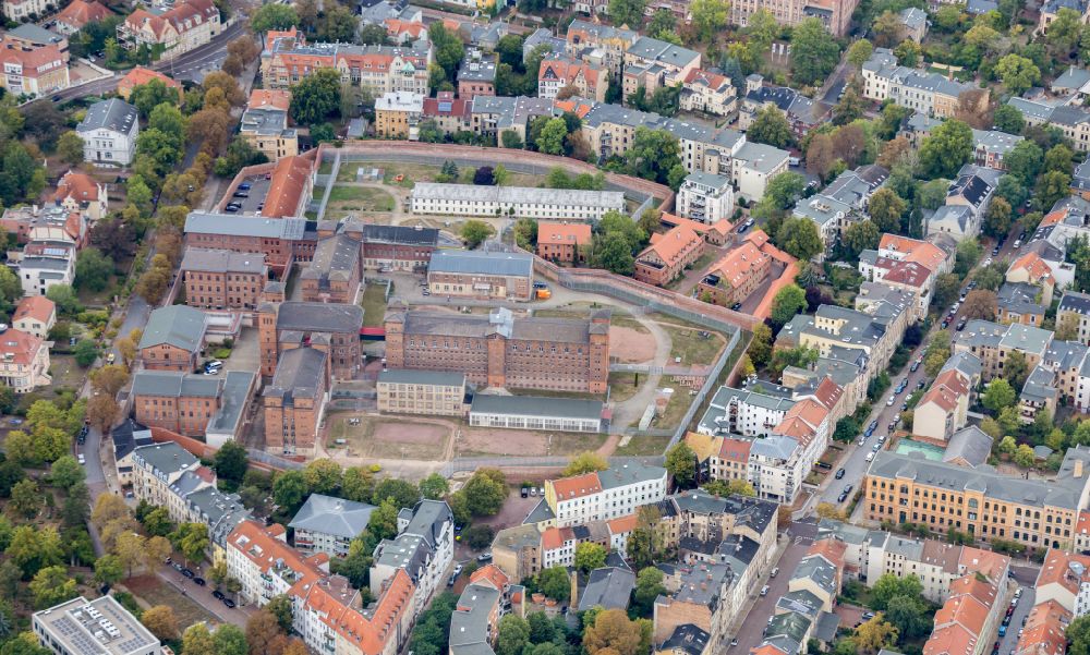 Halle (Saale) from above - Prison grounds and high security fence Prison Roter Ochse in the district Noerdliche Innenstadt in Halle (Saale) in the state Saxony-Anhalt, Germany