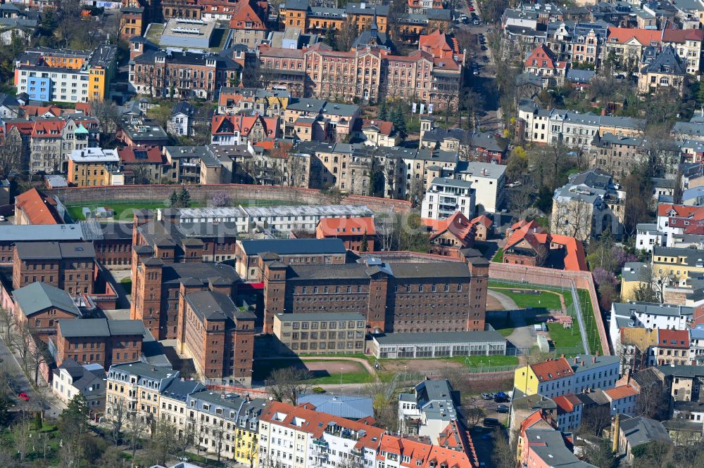 Halle (Saale) from above - Prison grounds and high security fence Prison Roter Ochse in the district Noerdliche Innenstadt in Halle (Saale) in the state Saxony-Anhalt, Germany
