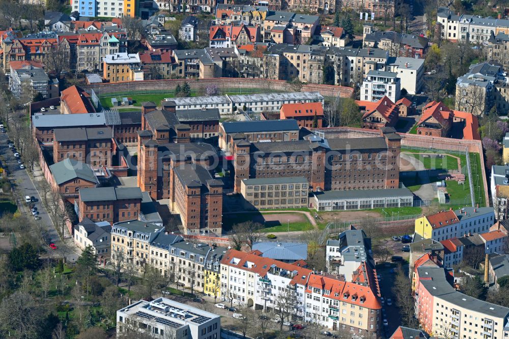 Halle (Saale) from the bird's eye view: Prison grounds and high security fence Prison Roter Ochse in the district Noerdliche Innenstadt in Halle (Saale) in the state Saxony-Anhalt, Germany