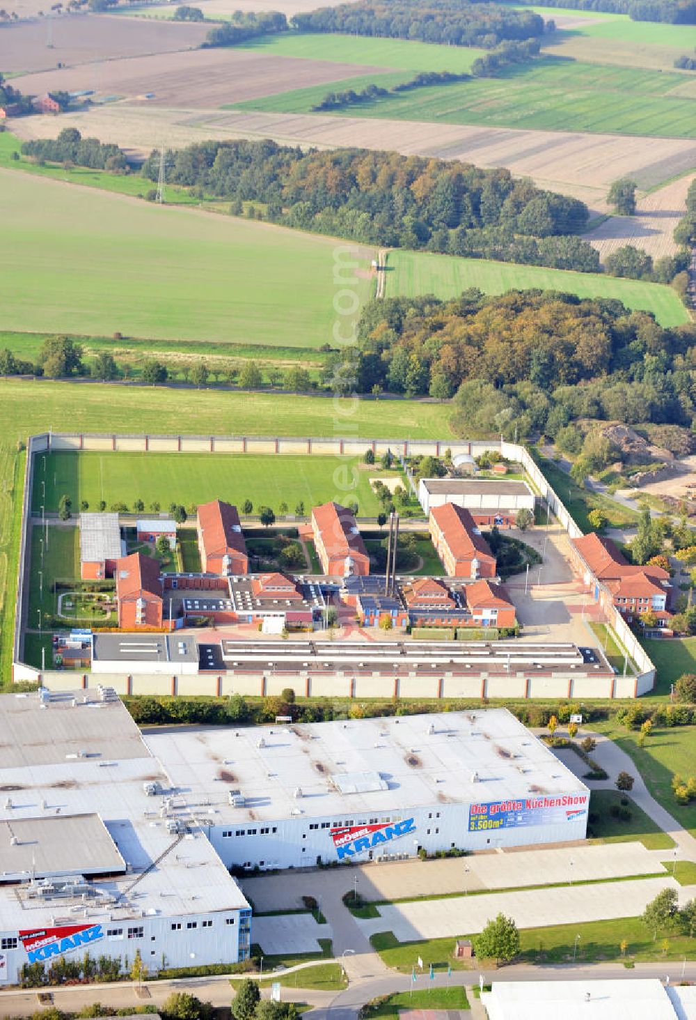 Aerial image Uelzen - Die JVA Uelzen liegt in der Lüneburger Heide, Niedersachsen. Sie besteht aus 6 Häusern mit 268 Plätzen. The prison Uelzen has space for 268 prisoners.
