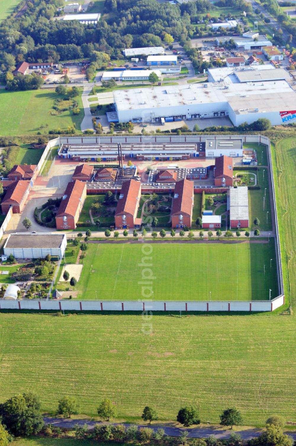 Aerial photograph Uelzen - Die JVA Uelzen liegt in der Lüneburger Heide, Niedersachsen. Sie besteht aus 6 Häusern mit 268 Plätzen. The prison Uelzen has space for 268 prisoners.