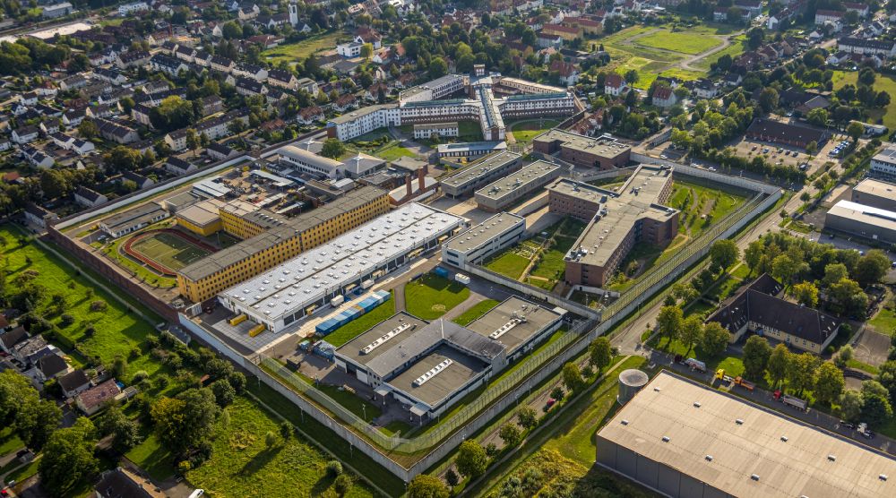 Aerial image Werl - Prison grounds and high security fence Prison on street Belgische Strasse in the district Soennern in Werl at Ruhrgebiet in the state North Rhine-Westphalia, Germany