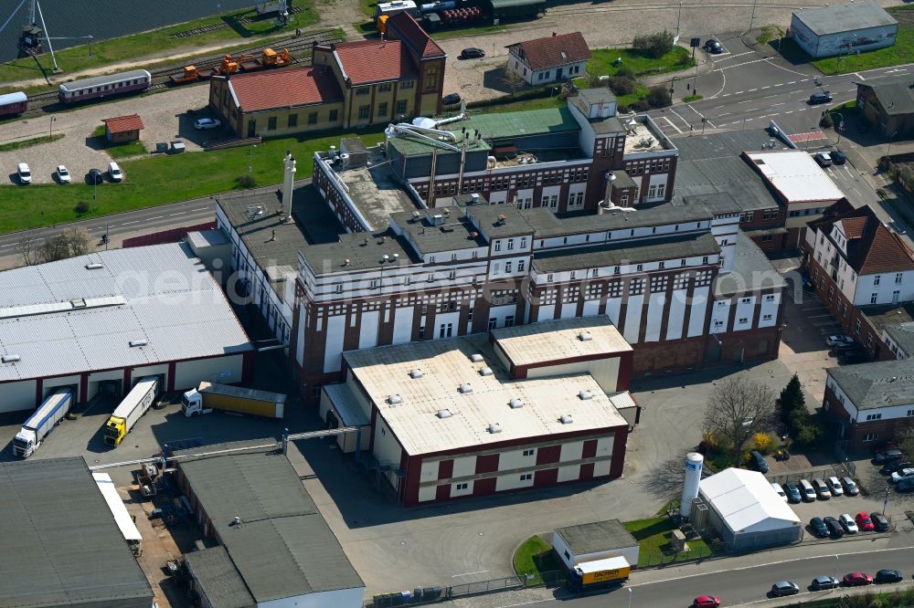 Aerial photograph Magdeburg - Buildings and production halls on the factory premises of the coffee roasting Roestfein Kaffee GmbH on Hafenstrasse in the district Alte Neustadt in Magdeburg in the state Saxony-Anhalt, Germany