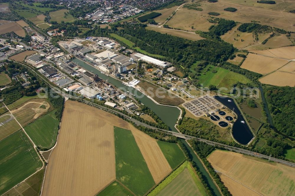 Aerial photograph Hildesheim - Ship moorings at the inland harbor basin on the banks of Stichkanal in the district Nordstadt in Hildesheim in the state Lower Saxony, Germany