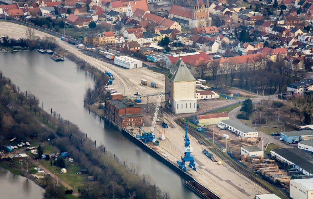 Aerial image Aken - Ship moorings at the inland harbor basin on the banks of of the River Elbe on place Bismarckplatz in Aken in the state Saxony-Anhalt, Germany