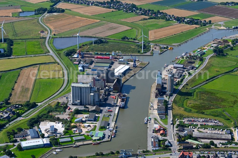 Husum from the bird's eye view: Ship moorings at the inland harbor basin on the banks of the Husumer Au in Husum North Frisia in the state Schleswig-Holstein, Germany