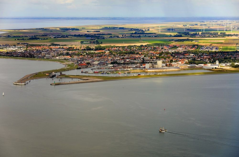 Aerial photograph Büsum - Ship moorings at the inland harbor basin on the banks of the North Sea in Buesum in the state Schleswig-Holstein, Germany