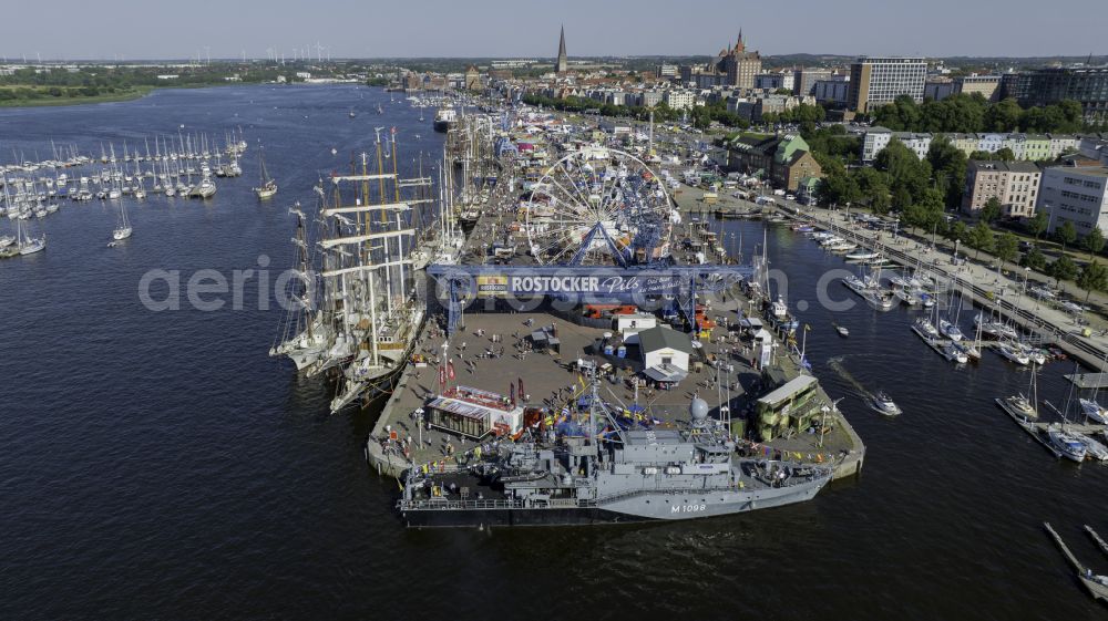 Aerial photograph Rostock - Ship moorings at the inland harbor basin on the banks of of Unterwarnow on street Haedgehafen in the district Stadtmitte in Rostock at the baltic sea coast in the state Mecklenburg - Western Pomerania, Germany