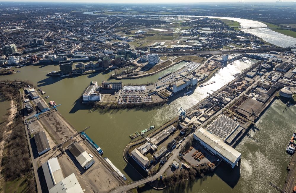 Düsseldorf from the bird's eye view: Quays and boat moorings at the port of the inland port - Becken Lausward II in Duesseldorf in the state North Rhine-Westphalia, Germany
