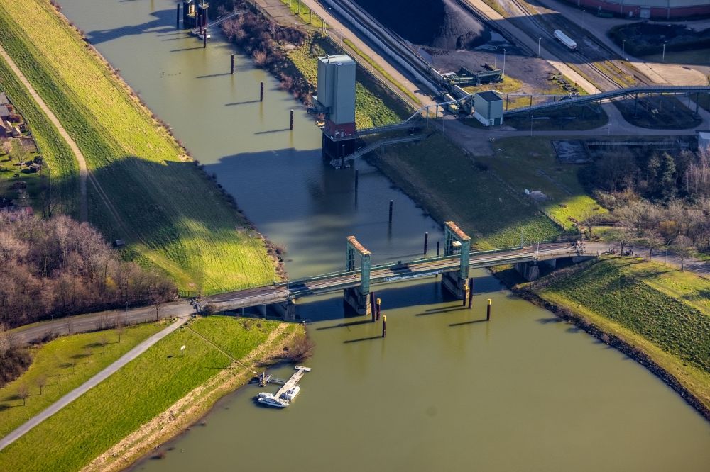 Aerial photograph Duisburg - Quays and boat moorings at the port of the inland port on bridge Koenigstrasse in the district Alt-Walsum in Duisburg in the state North Rhine-Westphalia, Germany