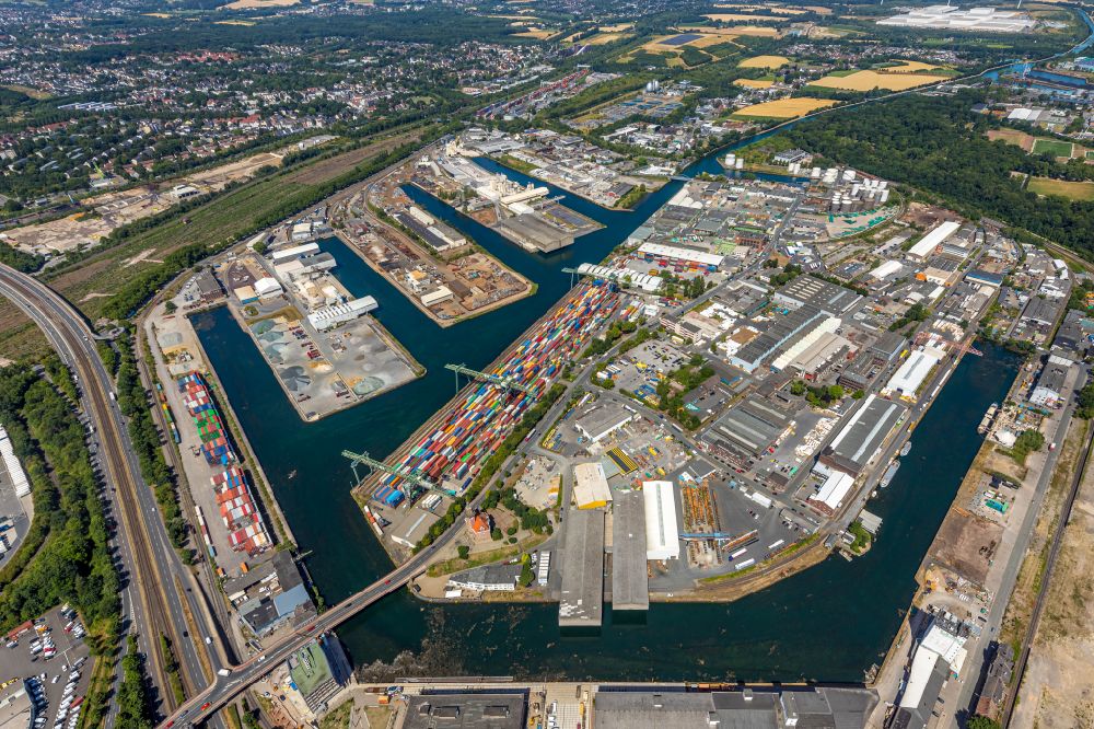 Aerial photograph Dortmund - Quays and boat moorings at the port of the inland port in Dortmund in the state North Rhine-Westphalia, Germany